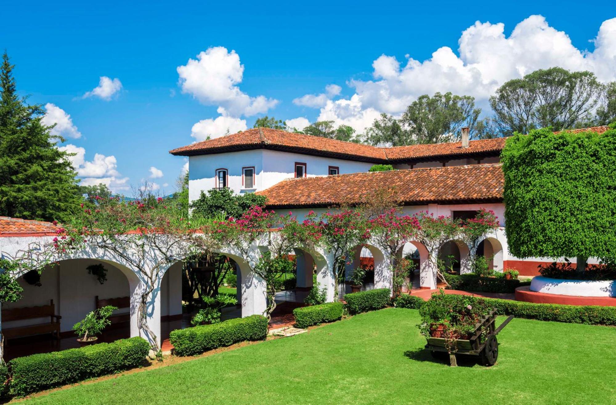 Best Western Plus Posada De Don Vasco Pátzcuaro Eksteriør billede The Hacienda Santa Barbara