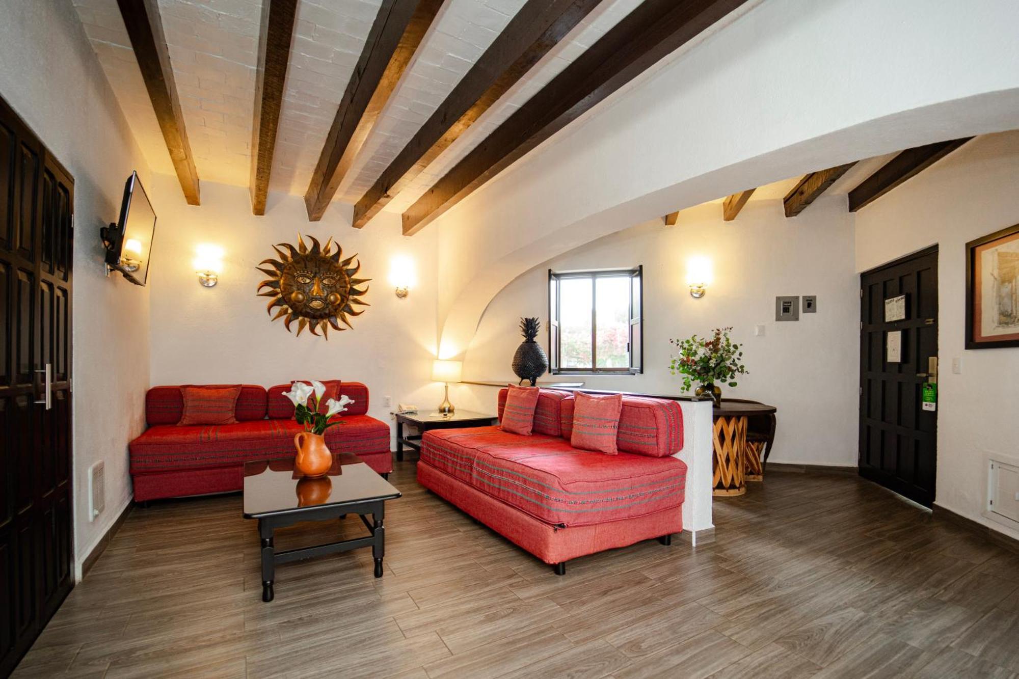 Best Western Plus Posada De Don Vasco Pátzcuaro Eksteriør billede The living room of a typical apartment