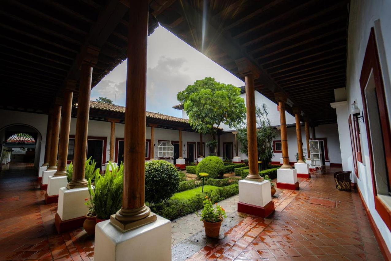 Best Western Plus Posada De Don Vasco Pátzcuaro Eksteriør billede Patio of the house