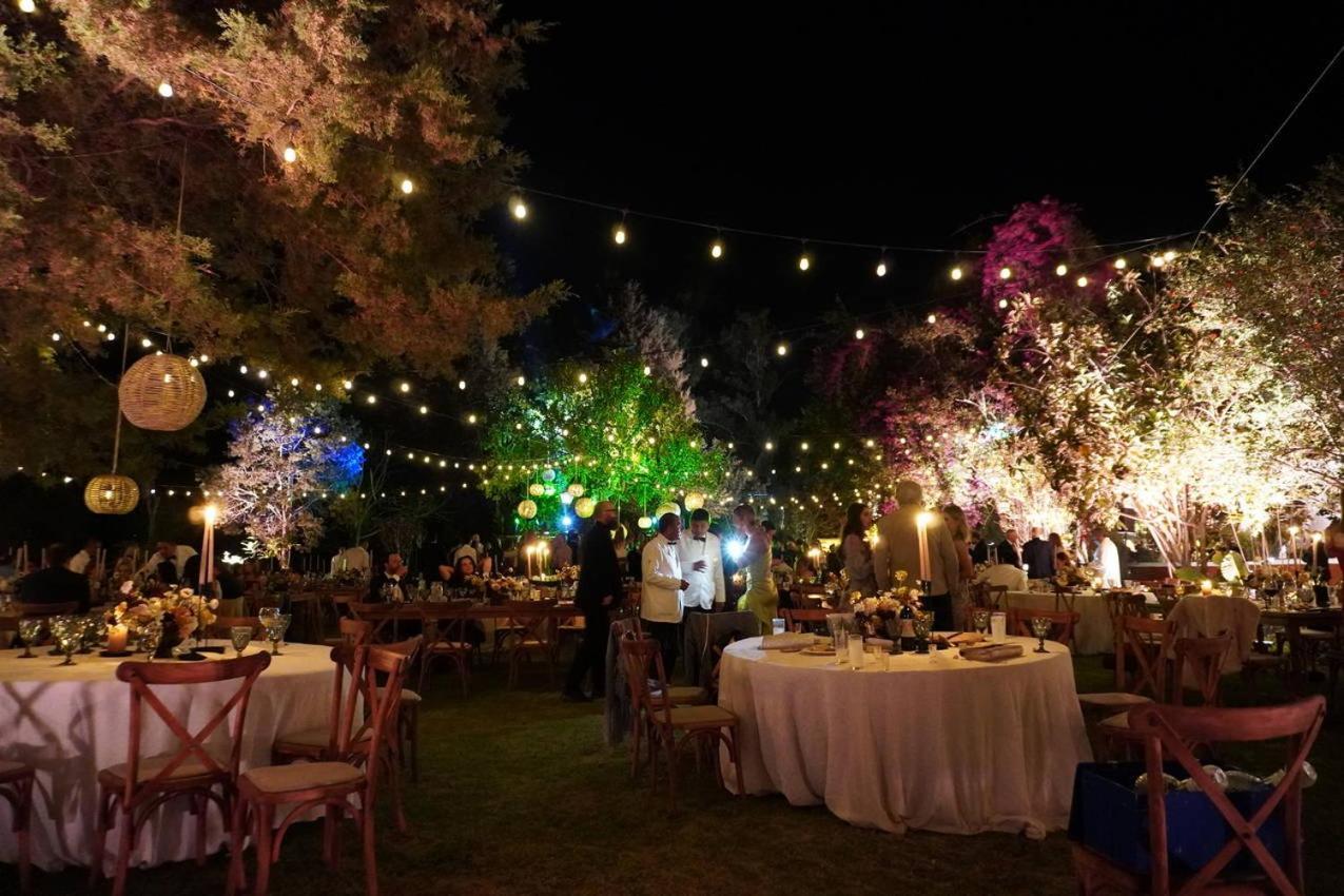 Best Western Plus Posada De Don Vasco Pátzcuaro Eksteriør billede A wedding reception at the garden of the hotel