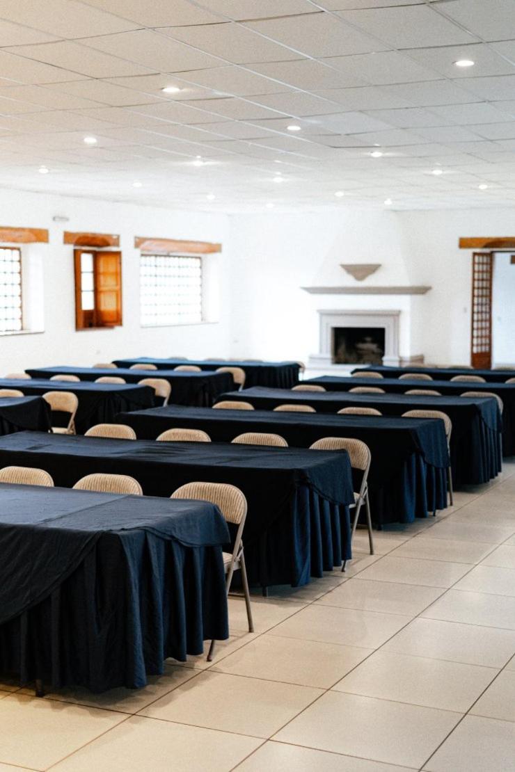 Best Western Plus Posada De Don Vasco Pátzcuaro Eksteriør billede The interior of the conference centre